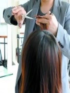 资讯《女子剪<em>头发</em>遭理发师<em>摸</em>大腿蹭胸》 图片